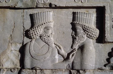 Zwei Würdenträger, aus dem nördlichen Flügel der Apadana-Osttreppenfassade, 500-480 v. Chr.